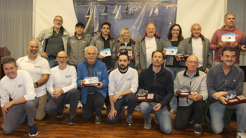 Foto de familia de los vencedores de la Liga de Oto&ntilde;o C&iacute;es&ndash;Rande 2025, tras la entrega de premios celebrada en el Liceo Mar&iacute;timo de Bouzas, con representantes de las distintas categor&iacute;as y clubes participantes.