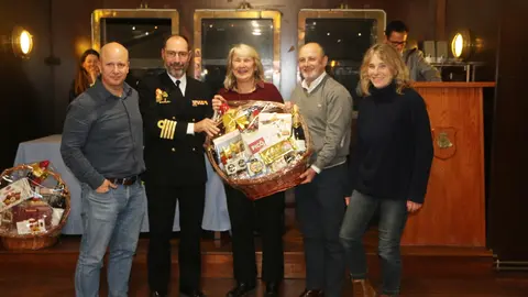 El "Squid II" ganador de la Clase&nbsp;ORC&nbsp;2, recibiendo su premio de manos del Comandante Director de la Escuela Naval Militar,&nbsp; Tom&aacute;s Clavijo Rey-Stolle.