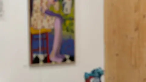 Una de las obras de la exposici&oacute;n &ldquo;Alfombras de Andante&acute;s&rdquo;, en la que la horma de zapato se transforma en pieza art&iacute;stica inspirada en la tradici&oacute;n de las alfombras florales del Corpus Christi de Ponteareas.