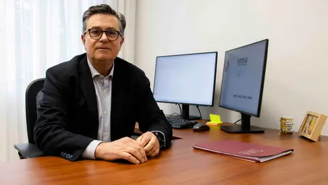 Mart&iacute;n Blanco Conde, nuevo ec&oacute;nomo de la di&oacute;cesis de Tui-Vigo, en su despacho, desde donde asumir&aacute; la gesti&oacute;n econ&oacute;mica y administrativa durante los pr&oacute;ximos cinco a&ntilde;os.