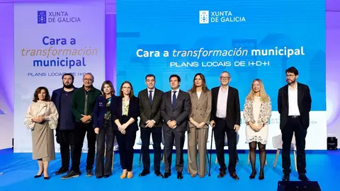 Autoridades auton&oacute;micas y representantes municipales posan al inicio de la jornada Hacia la transformaci&oacute;n municipal: Planes locales de I+D+i, organizada por la Xunta de Galicia para impulsar la innovaci&oacute;n en el &aacute;mbito local.