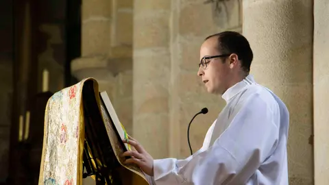 Juan Gonz&aacute;lez, seminarista de la di&oacute;cesis de Tui-Vigo, durante una celebraci&oacute;n lit&uacute;rgica en el Seminario Mayor Interdiocesano &laquo;Ap&oacute;stol Santiago&raquo; y en la catedral de Tui, en distintos momentos de su proceso formativo hacia el sacerdocio.