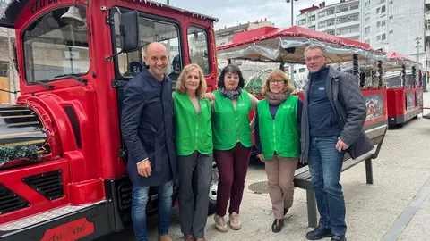 Representantes do Concello do Porri&ntilde;o e de Aceesca posan xunto ao Tren do Nadal, que comeza este m&eacute;rcores os seus percorridos escolares polas r&uacute;as da vila.