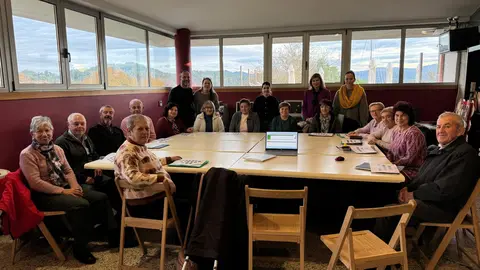 Participantes del programa Cultiva A Mente durante una de las sesiones de estimulaci&oacute;n cognitiva celebradas en el municipio de Ponteareas, dentro de los talleres desarrollados por AFAGA Alzheimer.