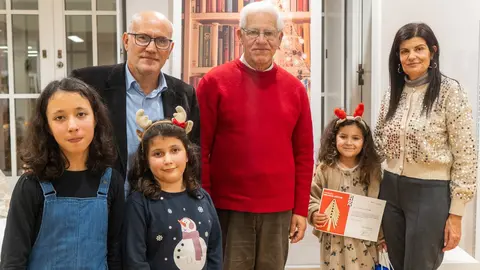 Entrega de la distinci&oacute;n de Mejor Lector en la categor&iacute;a infantil durante el Natal dos Leitores, con la presencia de representantes municipales y familiares, en un acto que puso en valor el h&aacute;bito lector entre los m&aacute;s j&oacute;venes.