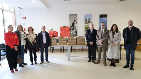Representantes da Santa Casa da Miseric&oacute;rdia, da C&acirc;mara Municipal e da C&aacute;ritas de Arcos de Valdevez, juntamente com volunt&aacute;rios, durante a iniciativa de distribui&ccedil;&atilde;o de cabazes alimentares a fam&iacute;lias em situa&ccedil;&atilde;o de maior vulnerabilidade social.