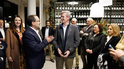 El presidente de la Xunta, Alfonso Rueda, durante el acto de celebraci&oacute;n del 40 aniversario de las bodegas Mart&iacute;n C&oacute;dax, acompa&ntilde;ado por la conselleira do Medio Rural, Mar&iacute;a Jos&eacute; G&oacute;mez.