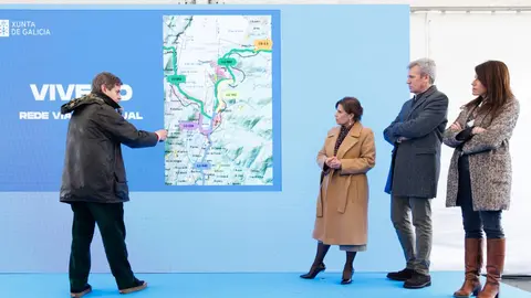 El presidente de la Xunta, Alfonso Rueda, y la conselleira Mar&iacute;a Mart&iacute;nez Allegue, durante la presentaci&oacute;n de la propuesta para la variante este de Viveiro.