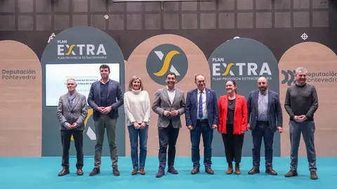 Luis L&oacute;pez, presidente de la Deputaci&oacute;n de Pontevedra, junto a alcaldes y representantes municipales durante el encuentro comarcal del Plan Extra celebrado en el auditorio de Vilatuxe (Lal&iacute;n), donde se present&oacute; el balance de inversiones en Deza, Tabeir&oacute;s y Terra de Montes.