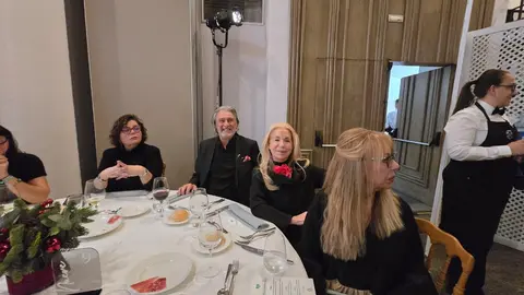 La pintora Carmen Touza y su esposo, Juan Urbaneja, durante la cena de gala.