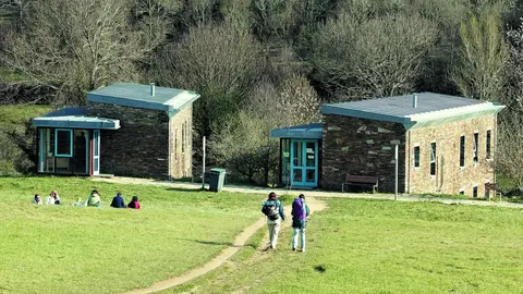 Peregrinos se acercan a un albergue p&uacute;blico de la Xunta en el Camino de Santiago, parte de la Red del Xacobeo, que sum&oacute; 261.073 pernoctaciones hasta noviembre de 2025.