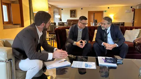 El conselleiro de Emprego, Comercio e Emigraci&oacute;n, Jos&eacute; Gonz&aacute;lez, junto al secretario xeral Pablo Fern&aacute;ndez, durante la reuni&oacute;n con el representante de la OCDE, Nadim Ahmad, en el marco del congreso Ultreia Galicia celebrado en Nogueira de Ramu&iacute;n (Ourense).