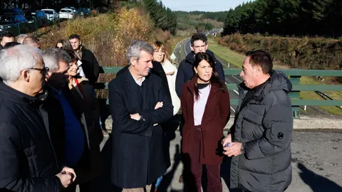 El presidente de la Xunta, Alfonso Rueda, y la conselleira de Vivenda e Planificaci&oacute;n de Infraestruturas, Mar&iacute;a Mart&iacute;nez Allegue, durante una visita al corredor Nadela&ndash;A Pobra de San Xiao, cuyo desdoblamiento permitir&aacute; completar la autov&iacute;a AG-22 entre Lugo y Sarria.