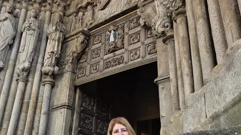 A catedr&aacute;tica da USC Marta Cend&oacute;n Fern&aacute;ndez, diante da portada da catedral de Santa Mar&iacute;a de Tui, que protagonizar&aacute; a conferencia inaugural do ciclo polo 800 aniversario da s&uacute;a consagraci&oacute;n.