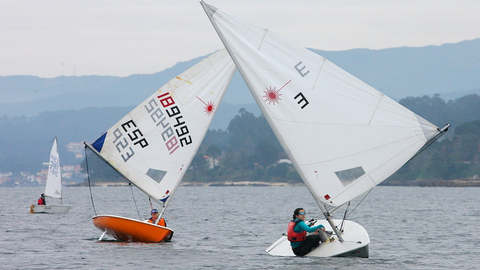 Regatistas de vela ligera compiten en la r&iacute;a de Muros y Noia en una de las pruebas del Real Club N&aacute;utico Portos&iacute;n, que este s&aacute;bado pone el broche a la temporada con regatas y entrega de premios.