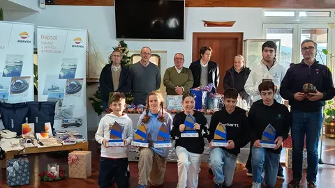 Foto de familia de los ganadores de vela ligera, durante la entrega de premios del cierre de temporada del Real Club N&aacute;utico de Portos&iacute;n, con el apoyo del Trofeo Repsol.