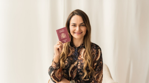 Camila Bruckschen, especialista en inmigraci&oacute;n y directora de CB Asesor&iacute;a, muestra un pasaporte espa&ntilde;ol tras completar el proceso de nacionalidad.