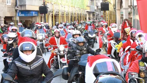 Decenas de moteiros e moteiras, moitos deles disfrazados de Pap&aacute; Noel e coas motos decoradas, participaron no Roteiro Moteiro que percorreu este domingo as r&uacute;as do Porri&ntilde;o.