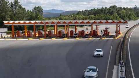 Imagen de un peaje en una autopista gallega. La Xunta renovar&aacute; el convenio con Autopistas de Galicia para congelar en 2026 las tarifas de la AG-55 y la AG-57 y mantener las bonificaciones vigentes para los usuarios habituales.