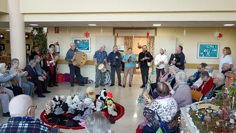 Los mayores tambi&eacute;n participaron en la celebraci&oacute;n, acompa&ntilde;ando los villancicos con panderetas y palmas en un ambiente festivo y cercano.
