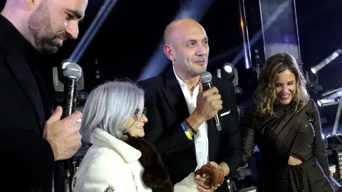 El alcalde Alejandro Lorenzo, junto a la presentadora F&aacute;tima Pego y la vecina Juani&ntilde;a, de 101 a&ntilde;os, durante uno de los momentos m&aacute;s emotivos del Pre-fin de A&ntilde;o de O Porri&ntilde;o.