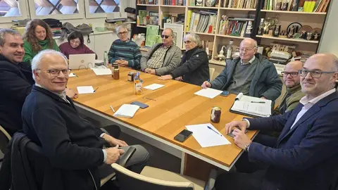 Mart&iacute;n Alemparte (primero por la derecha), director de la Agencia Gallega de la Calidad Alimentaria, durante el pleno del Consejo Regulador de la IXP Mel de Galicia, que cerr&oacute; 2025 con un 40% m&aacute;s de producci&oacute;n certificada y 46 envasadoras autorizadas.