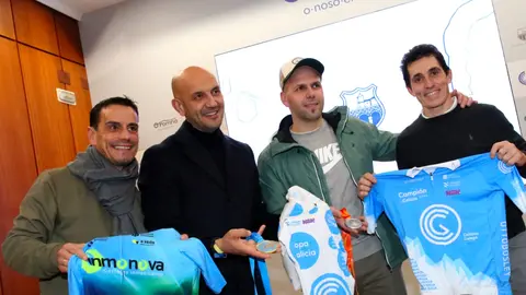 O alcalde do Porri&ntilde;o, Alejandro Lorenzo, posa con representantes do Grupeta Pan de Zarko durante a recepci&oacute;n no Concello, na que o club compartiu camisolas e medallas cos seus &uacute;ltimos &eacute;xitos no ciclocross e no BTT.