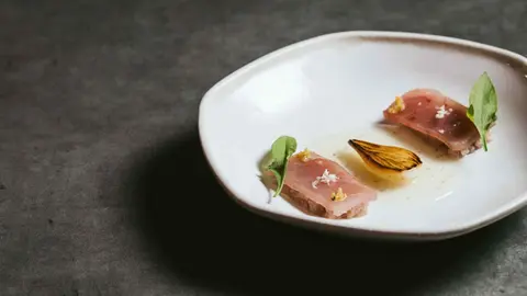 Plato de alta cocina presentado sobre una pieza artesanal, ejemplo de la uni&oacute;n entre gastronom&iacute;a y artesan&iacute;a que impulsa el proyecto Artesan&iacute;a no Prato.