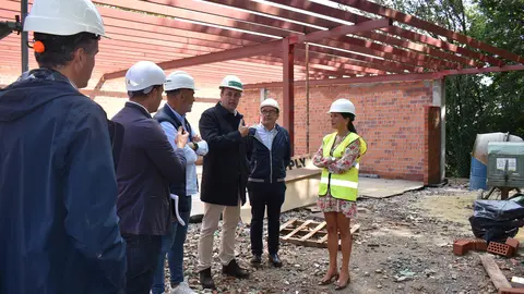 La alcaldesa de Mos, Nidia Ar&eacute;valo, durante una visita a una obra en el municipio, en un a&ntilde;o marcado por el aumento de licencias y el r&eacute;cord de expedientes tramitados en Urbanismo y Medio Ambiente.