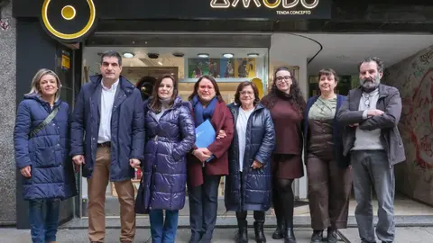 Representantes de la Xunta y del comercio local, durante la visita a la tienda Amodo, beneficiaria de las ayudas auton&oacute;micas para impulsar la innovaci&oacute;n y la sostenibilidad del comercio de proximidad en Ourense.