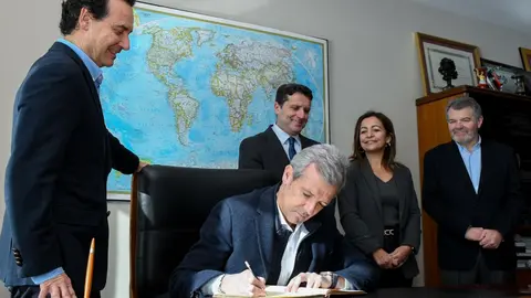 Alfonso Rueda firma en el libro de honor durante su visita institucional a Jealsa, en un acto en el que la Xunta destac&oacute; la pr&oacute;rroga que garantiza la permanencia de la conservera en Boiro hasta 2067.