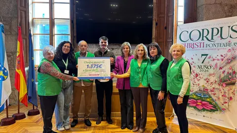 A alcaldesa Nava Castro e o concelleiro de Deportes entregaron &aacute; AECC o cheque de 1.375 euros recadado na San Silvestre Solidaria de Ponteareas.
