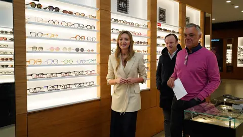 A conselleira de Pol&iacute;tica Social e Igualdade, Fabiola Garc&iacute;a, durante a visita &aacute; &Oacute;ptica Castro, na Coru&ntilde;a, para entregar o distintivo de establecemento adherido ao Carn&eacute; +65.