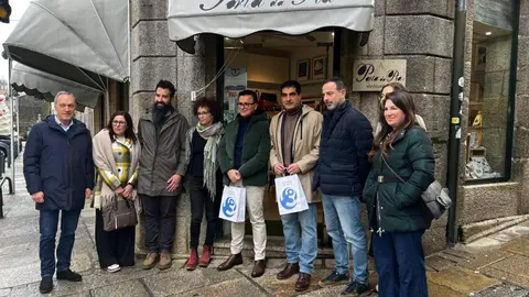 Foto de grupo diante de Porta da P&iacute;a, en Tui, durante a visita institucional para co&ntilde;ecer este proxecto representativo da artesan&iacute;a galega.