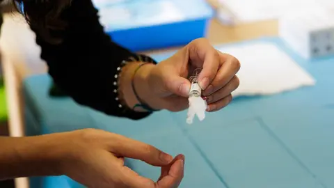 Personal sanitario prepara una dosis de la vacuna antigripal durante la campa&ntilde;a de vacunaci&oacute;n en Galicia, que ya supera los registros del a&ntilde;o pasado en todos los grupos diana.