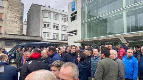 Ganaderos y agricultores concentrados ante la sede de la Xunta en Lugo, durante el encuentro con el delegado territorial, Javier Arias, para abordar la preocupaci&oacute;n del sector primario por el acuerdo de libre comercio entre la UE y Mercosur.