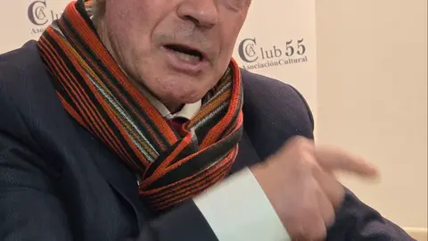 Maximino Fern&aacute;ndez Send&iacute;n, durante su intervenci&oacute;n en el Club 55.