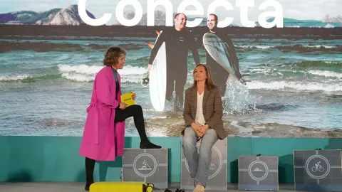 La vicepresidenta de la Diputaci&oacute;n de Pontevedra, Luisa S&aacute;nchez entrevistada por la actriz Marta Larralde. R. LEDO.