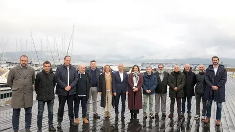 Presentaci&oacute;n de la Liga de Invierno C&iacute;es&ndash;Rande 2026 en Vigo, con representantes de la Xunta de Galicia, la Diputaci&oacute;n de Pontevedra, la Autoridad Portuaria, la Real Federaci&oacute;n Gallega de Vela y los clubes n&aacute;uticos organizadores, durante el acto celebrado en la Delegaci&oacute;n territorial de la Xunta.