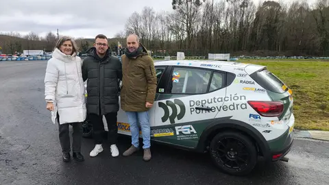 ago Garc&iacute;a, vencedor de la tercera edici&oacute;n del programa +Talento Motor, posa junto al Dacia Sandero Eco con el que competir&aacute; en la Sandero Eco Cup del Campeonato Gallego de Ralis, acompa&ntilde;ado por representantes institucionales y del equipo t&eacute;cnico.
