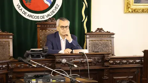 O presidente da C&acirc;mara Municipal de Arcos de Valdevez durante a reuni&atilde;o ordin&aacute;ria de 16 de janeiro, onde foi aprovada a prorroga&ccedil;&atilde;o da empreitada de habita&ccedil;&atilde;o social do Souto e outras medidas de apoio social e investimento municipal.