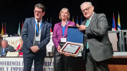 Alberto Barciela, periodista y escritor, recibe en el marco de CIMET y FITUR dos de las distinciones m&aacute;s relevantes del sector: el Premio AIPET a la Excelencia y la Medalla del Conocimiento Tur&iacute;stico.
