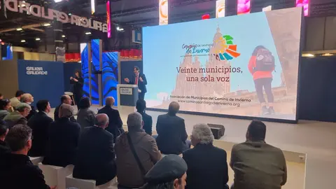 Presentaci&oacute;n del Camino de Invierno en el stand de la Xunta de Galicia en FITUR, con una destacada asistencia de representantes institucionales, profesionales del sector tur&iacute;stico y p&uacute;blico interesado en el turismo cultural y de naturaleza.