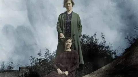 Imagen vinculada a La familia de las curanderas, la novela de Marisa Castro que recorre la historia de una saga femenina y la Espa&ntilde;a del siglo XX, ahora adaptada a lectura accesible por H&eacute;rcules Ediciones.