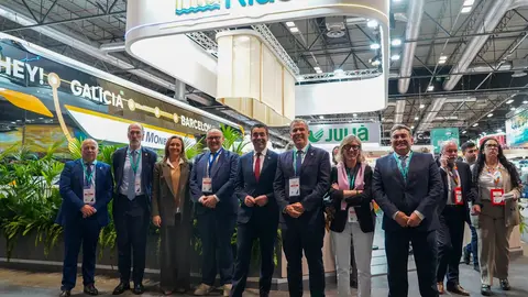El presidente de la Deputaci&oacute;n de Pontevedra, Luis L&oacute;pez, junto a miembros del gobierno provincial y representantes del sector tur&iacute;stico, durante una visita a empresas y profesionales en el marco de FITUR, donde R&iacute;as Baixas despliega su agenda de promoci&oacute;n para 2026.