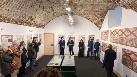 Autoridades y representantes institucionales durante la inauguraci&oacute;n de la exposici&oacute;n &ldquo;Los sambenitos de la catedral de Tui: historia, memoria e infamia&rdquo; en el Centro Sefarad-Israel de Madrid, que re&uacute;ne una de las colecciones m&aacute;s singulares del patrimonio sefard&iacute; gallego.
