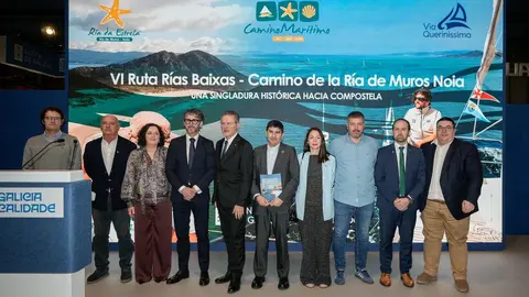 Foto de familia de las autoridades y entidades participantes tras la presentaci&oacute;n de las nuevas rutas de peregrinaci&oacute;n mar&iacute;tima de la R&iacute;a da Estrela en el expositor de Galicia en FITUR.