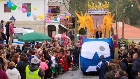 El Carnaval de Esposende llena las calles de color y s&aacute;tira, con carrozas y disfraces que atraen cada a&ntilde;o a miles de personas de Portugal y Galicia.