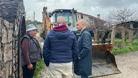 El alcalde de O Porri&ntilde;o conversa con vecinos y t&eacute;cnicos durante el inicio de las obras de ampliaci&oacute;n de la red de saneamiento en el lugar de Cerquido, una actuaci&oacute;n financiada con cargo al Plan +Provincia 2025.
