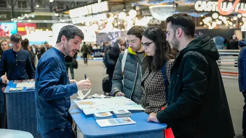 Personal especializado atiende a visitantes y profesionales en el espacio gallego de Fitur, donde se present&oacute; la oferta tur&iacute;stica de la comunidad y nuevos productos centrados en la sostenibilidad, la accesibilidad y la identidad cultural.